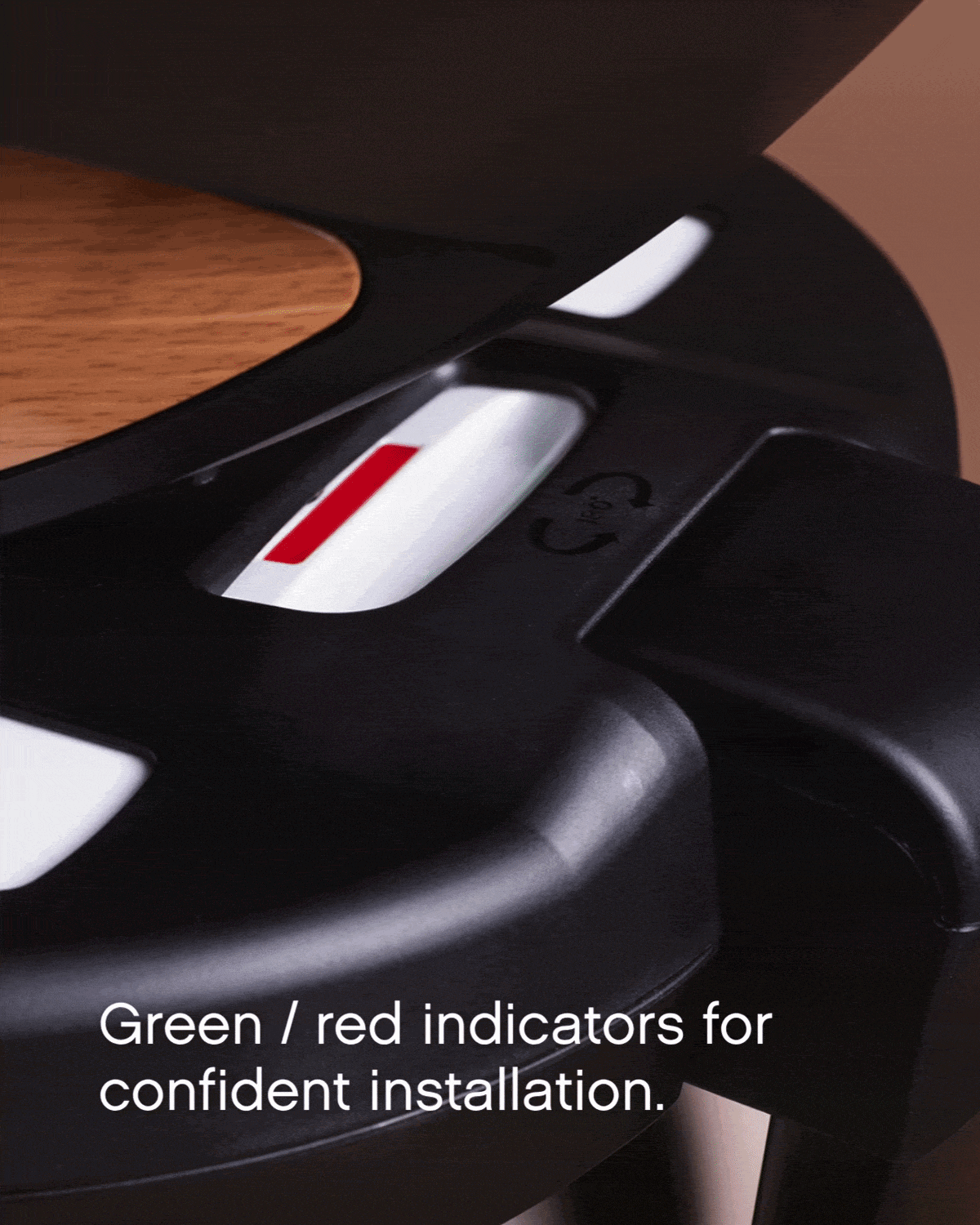 mountain-buggy-nest-carseat-detail-green-red-indicators.gif