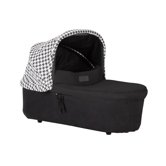 Mountain Buggy carrycot plus front view in colour pepita_pepita