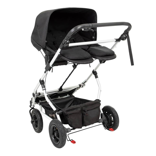 rear side view of the carrycot plus for twins in parent facing mode with the cosy toe cover removed_black